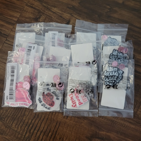 8 pairs of Dolly Parton Earrings - Picture 10 of 10